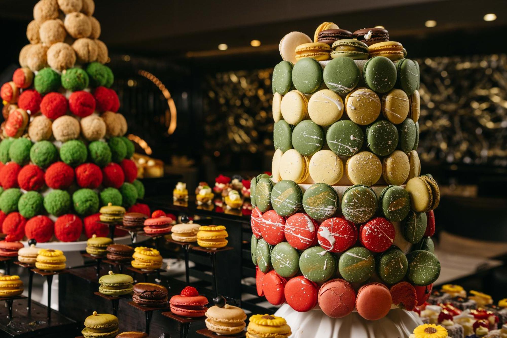 悉尼海德公园喜来登大酒店 外观 照片 A display of various desserts