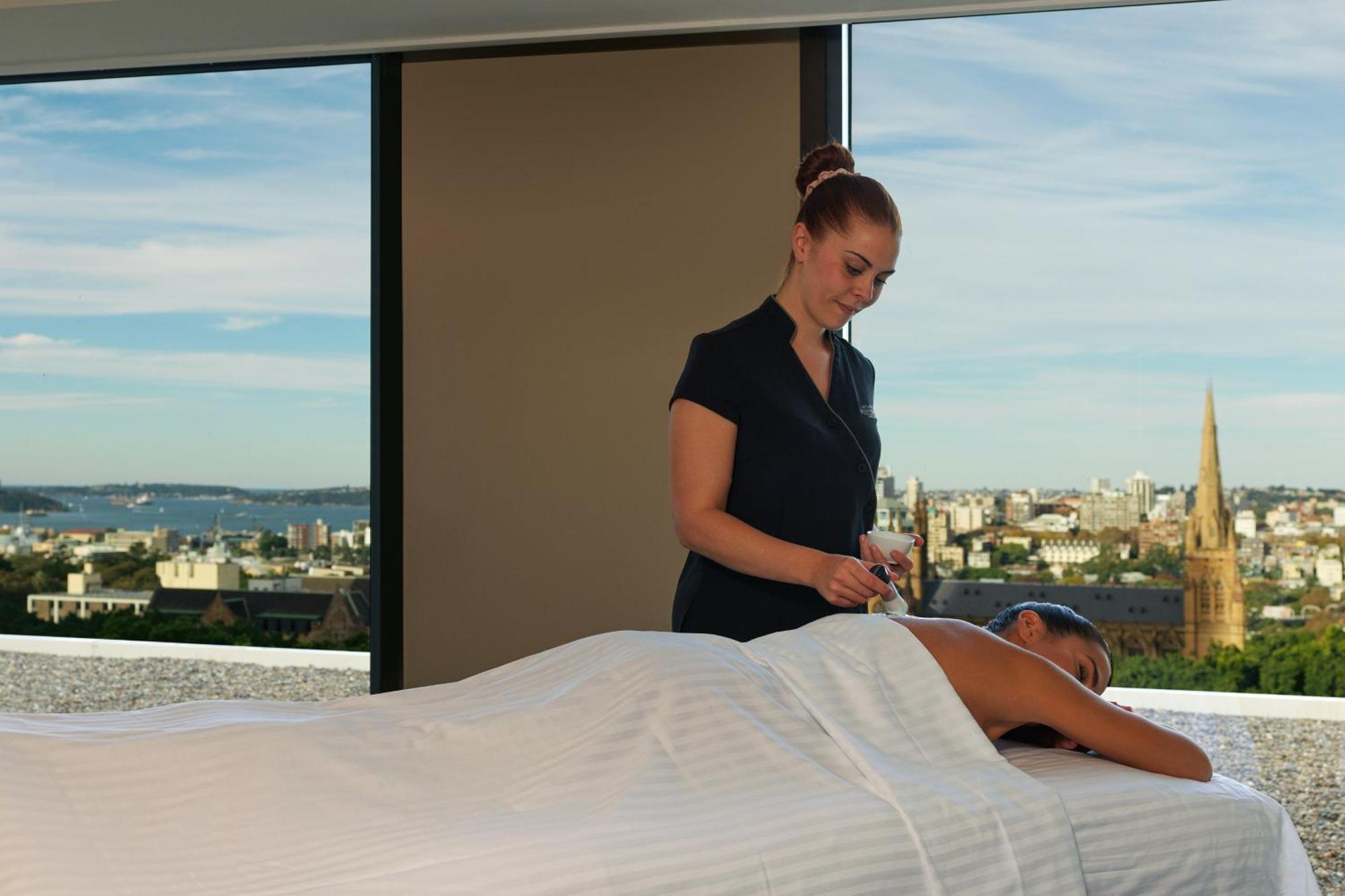悉尼海德公园喜来登大酒店 外观 照片 A massage therapist treating a patient
